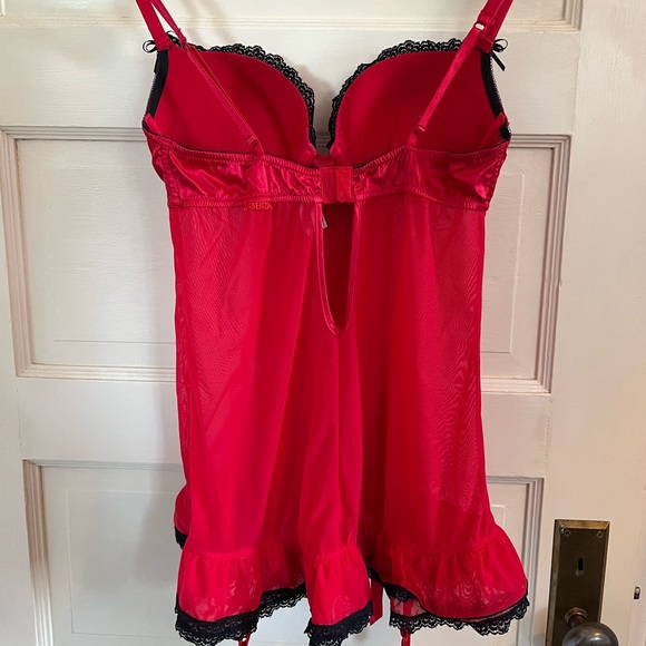 Red lacy lingerie - Picture 3 of 4